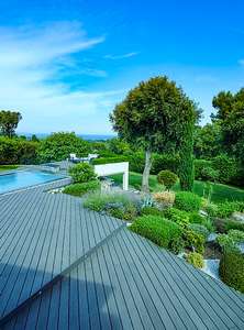 terrasse autour d'une piscine